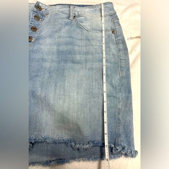 Torrid women’s plus size 22 essential blue jean denim raw hem cozy shorts - Picture 5 of 7